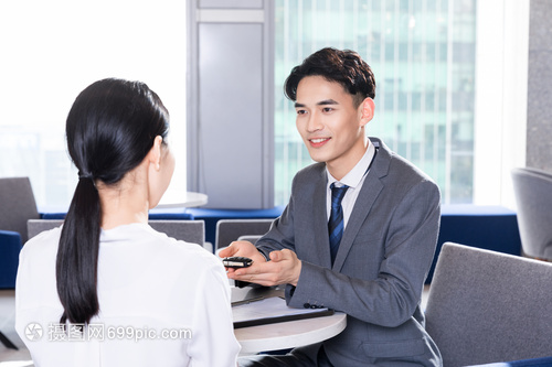 商務(wù)銷(xiāo)售員銷(xiāo)售汽車(chē)